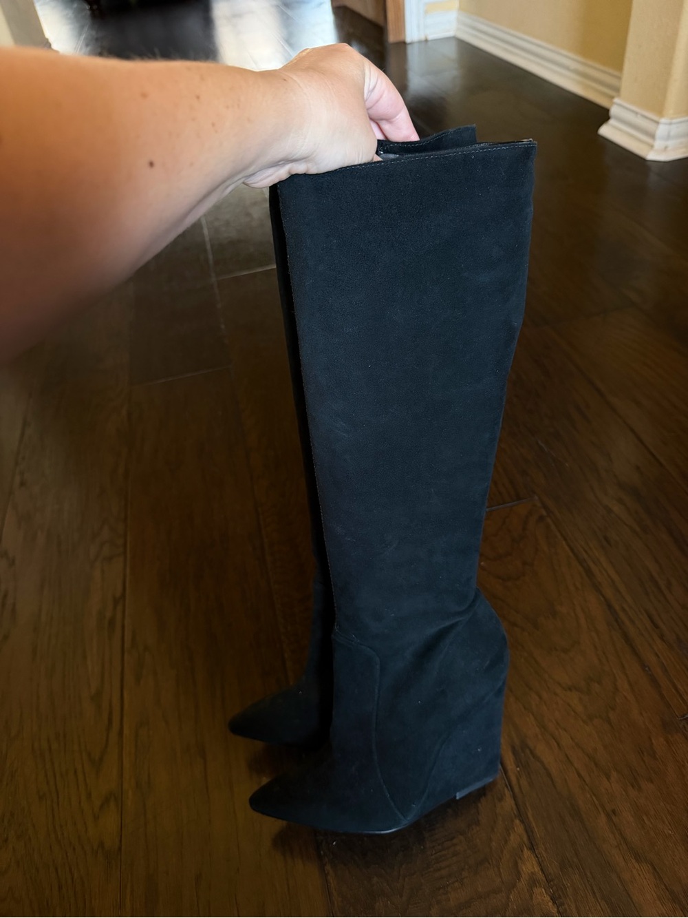 Alice and Olivia women wedge suede boots size 37.5, EUC